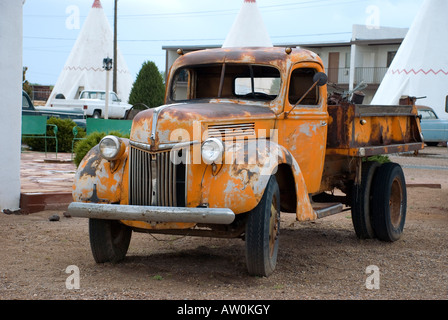 Vintage pickup truck parcheggiate nel parcheggio della Route 66 motel che dispone di camere a forma di teepees, STATI UNITI D'AMERICA Foto Stock