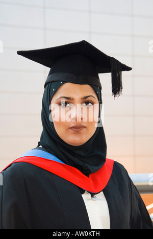 Ritratto di donna musulmana laureato nel cappuccio e vestaglia Foto Stock