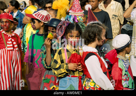 Ritratto di bambini con facce dipinte durante il Mardi Gras Festival nella città di Mindelo, sull'isola di Sao Vicente, Capo Verde Foto Stock