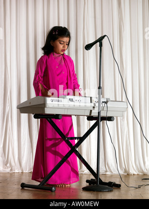 Diwali Wandswoth Town Hall Londra ragazza che gioca la tastiera Foto Stock