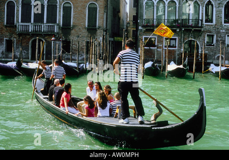 Una famiglia gode di attraversamento di un canale in una gondola a Venezia, Italia. Foto Stock