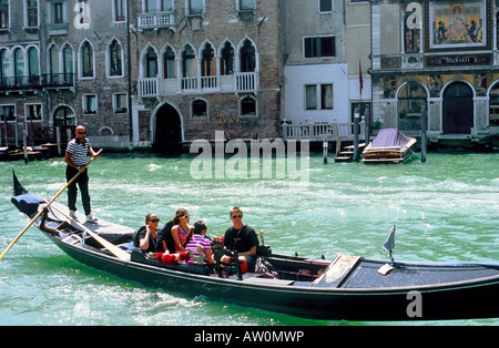 Una famiglia ama fare un giro in gondola a Venezia. Foto Stock