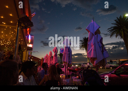 Camps Bay passeggiata di notte con candele da luci al neon Foto Stock