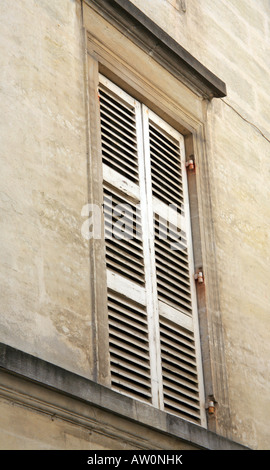 Dettaglio di finestre con persiane in perigueux, Dordogne, Francia Foto Stock
