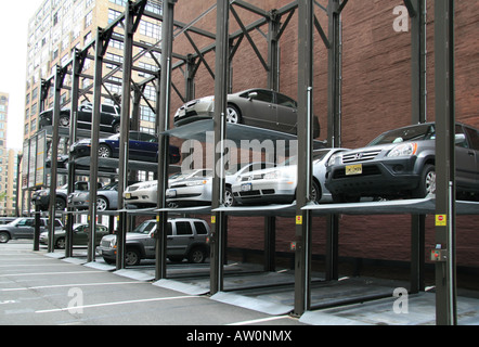 Un risparmio di spazio parcheggio auto a New York City, America. Foto Stock