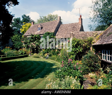 Idilliaco Cotswold cottage e il giardino estivo Foto Stock
