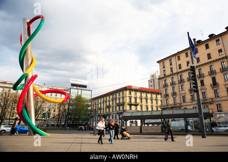 Colorate opere d'arte al di fuori di Piazzale Cadorna Ferrovie Nord Stazione Ferroviaria Milano Italia Foto Stock