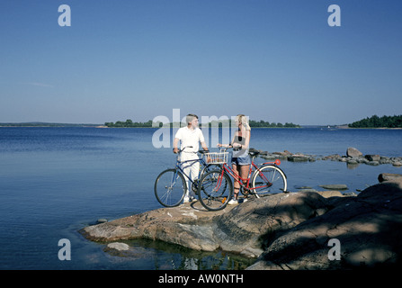 I ciclisti corrono lungo il mare in Isole Aland isole sono per la maggior parte svedese ma sono di proprietà di Finlandia Foto Stock