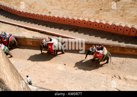 Il turista a godere di corse di elefanti a Forte Amber vicino a Jaipur Rajasthan - Vista dal cortile principale Foto Stock