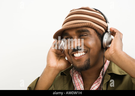 Uomo che indossa le cuffie. Foto Stock
