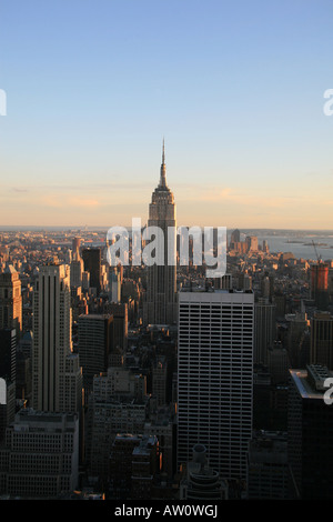 Una vista al tramonto in tutta la parte inferiore di Manhattan e l'Empire State Building dal tetto del Rockefeller Center di New York. Foto Stock