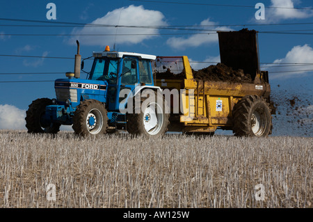 Ford 8210 Trattore spargimento del concime organico Foto Stock