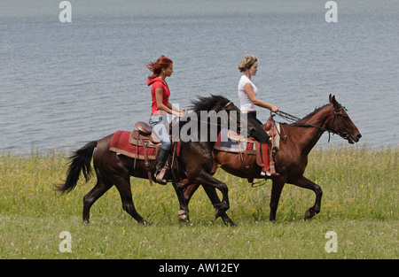 Due ragazze che vanno su cavalli Foto Stock
