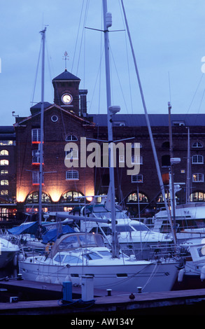 St Katharine Docks al crepuscolo: motor yacht marina prima della casa d'Avorio (uffici, negozi, ristorante residenziali), Londra Foto Stock