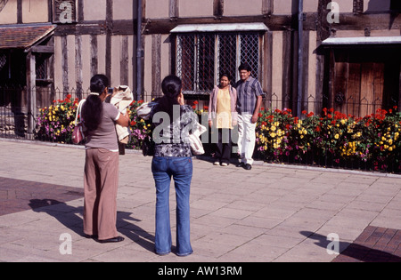 Coppia asiatica che è fotografata da altri due turisti di fronte al luogo di nascita di Shakespeare home, Stratford Upon Avon, Inghilterra Foto Stock