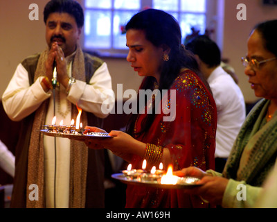 Centro indù Wimbledon Inghilterra Navratri cantante e vassoi di arte Foto Stock