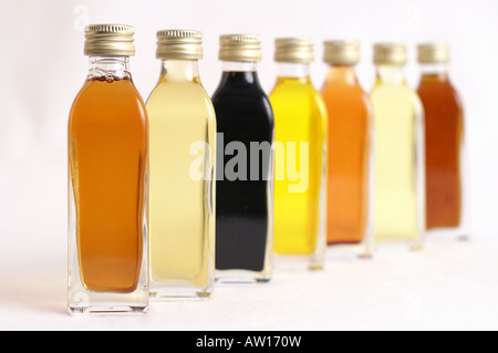 Più bottiglie di olio di oliva e aceto Foto Stock