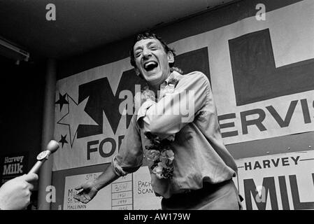 Harvey Milk celebra nella sua macchina fotografica memorizzare la sua elezione come San Francisco Supervisor su elezione notte 8 Novembre 1977 Foto Stock