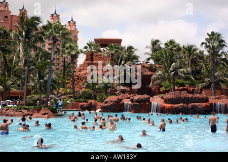 Gli ospiti godersi la piscina Atlantis Paradise Island Bahamas Foto Stock