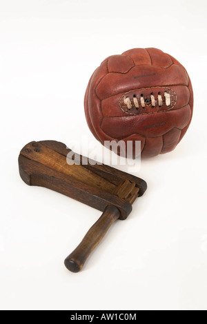 VIntage football in Legno sonaglio a cricchetto e cuoio calcio su sfondo bianco Foto Stock