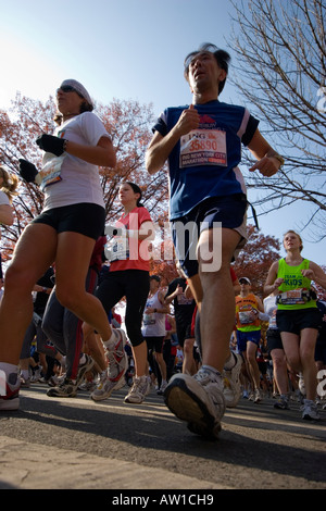 Bassa angolazione runner 35890 Tadashi Abe (44) del New Jersey e il Giappone e altri nel 2006 ING New York City Marathon. JMH1871 Foto Stock