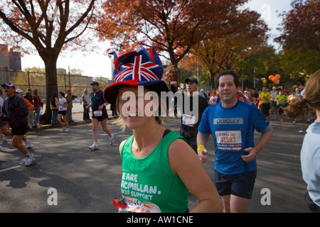 Numero di Runner 42546 donna britannica Helen Broomfield (41) nel 2006 ING New York City Marathon. JMH1905 Foto Stock