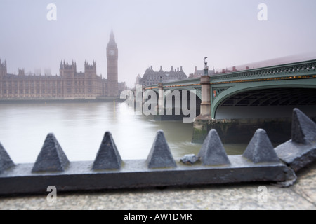 Guardando attraverso il Tamigi per le Case del Parlamento da Albert Embankment London City Inghilterra REGNO UNITO Foto Stock