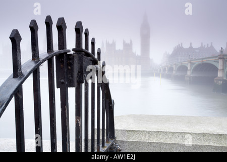 Alba nebbia da Albert Embankment attraverso il Tamigi per le Case del Parlamento e il Big Ben Londra City Inghilterra REGNO UNITO Foto Stock