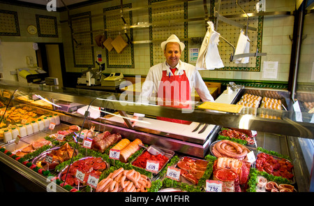 Tradizionale britannica Butcher Claytons viste intorno Bowness on Windermere Cumbria Regno Unito Foto Stock