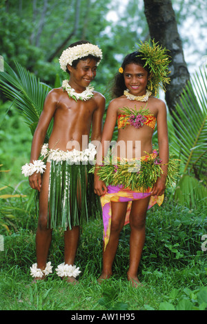 Polynesian ragazzo e ragazza di Aitutaki in locali costumi di danza in Cook Islands South Pacific Foto Stock