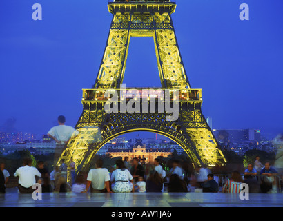 I turisti a guardare la Torre Eiffel dal Trocadero di notte a Parigi Francia Foto Stock
