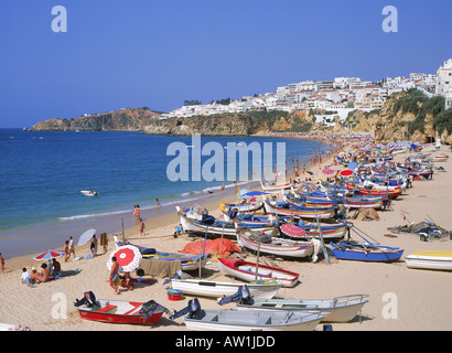 Coloratissime barche di pescatori e turisti sulla spiaggia Albufeira Algarve, PORTOGALLO Foto Stock