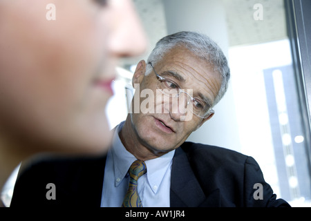 Business man il controllo delle modifiche Foto Stock