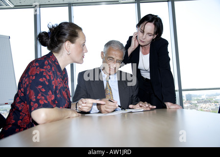 Business l uomo e la donna a discutere in occasione di una riunione Foto Stock