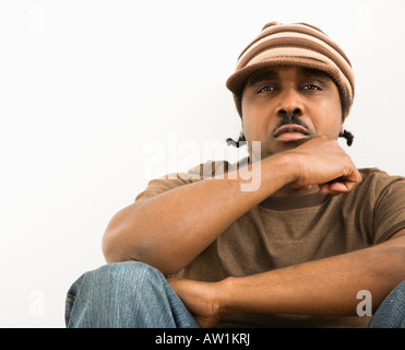Uomo che indossa Berretto in maglia. Foto Stock