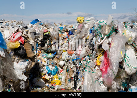 Pile di rifiuti di plastica assortiti raccolti per il riciclaggio , Finlandia Foto Stock