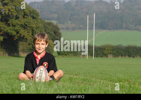 Ragazzo giovane bambino giocatore di rugby con la palla da rugby Foto Stock