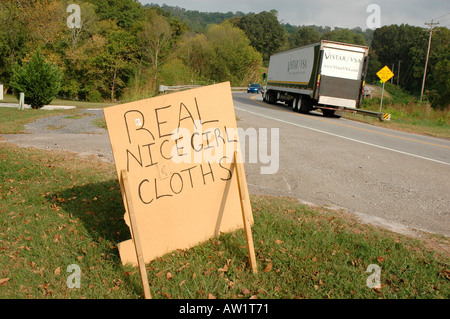 Real Nice Girl i panni per la vendita in tag di vendita di garage, non è questo per Bad Girls rurale della contea di Pickens Georgia USA America Foto Stock