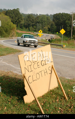 Real Nice Girl i panni per la vendita in tag di vendita di garage, non è questo per Bad Girls rurale della contea di Pickens Georgia USA America Foto Stock