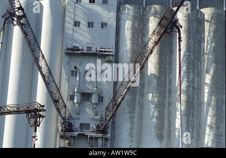 Cemento sili di stoccaggio presso il porto di Barcellona Foto Stock