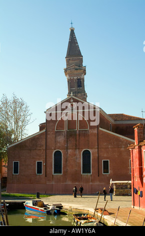 Venezia Italia il ribaltamento drammaticamente la torre della chiesa di San Martino a Burano più colorati delle isole della laguna Foto Stock