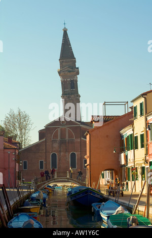 Venezia Italia il ribaltamento drammaticamente la torre della chiesa di San Martino a Burano più colorati delle isole della laguna Foto Stock