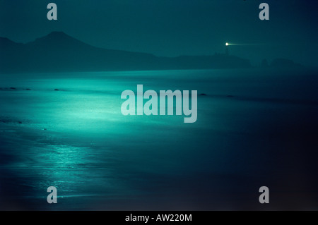 Yaquina Capo Faro di notte con i raggi della luna che si riflette sull'Oceano Pacifico a Newport, Oregon Foto Stock