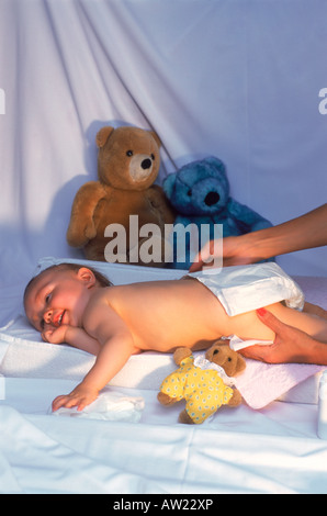 Madre cambiando pannolino per bambino a casa Foto Stock