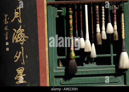 Dettaglio della pittura tradizionale spazzole a Liulichang antiques street a Pechino. 04-Mar-2008 Foto Stock