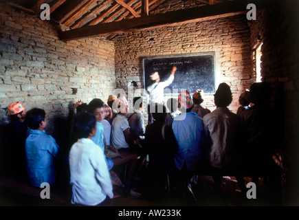 Scuola secondaria camera con i ragazzi solo in Himalaya del Nepal Foto Stock