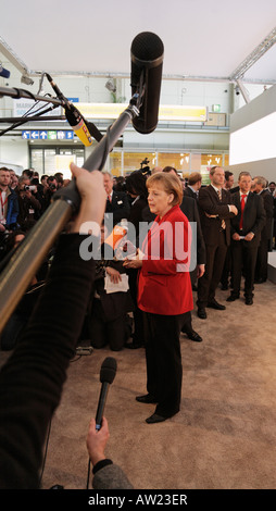 CEBIT 2008 - Il cancelliere tedesco Angela Merkel parla con i giornalisti Foto Stock
