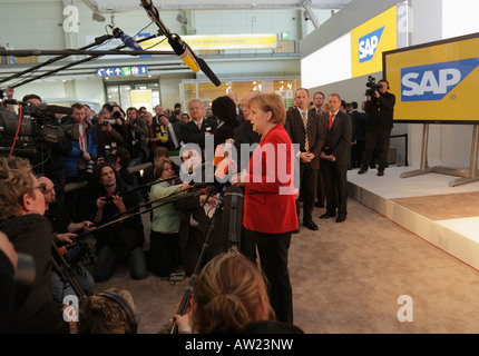 CeBIT 2008 - Il cancelliere tedesco Angela Merkel parla con i giornalisti presso lo stand del tedesco il produttore di software SAP Foto Stock