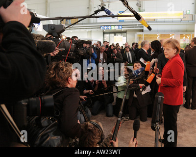 CEBIT 2008 - Il cancelliere tedesco Angela Merkel parla con i giornalisti Foto Stock