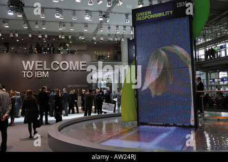 Germania Hannover 2008 - stand IBM al CeBIT Fiera tecnologica presentazione di Green IT Foto Stock